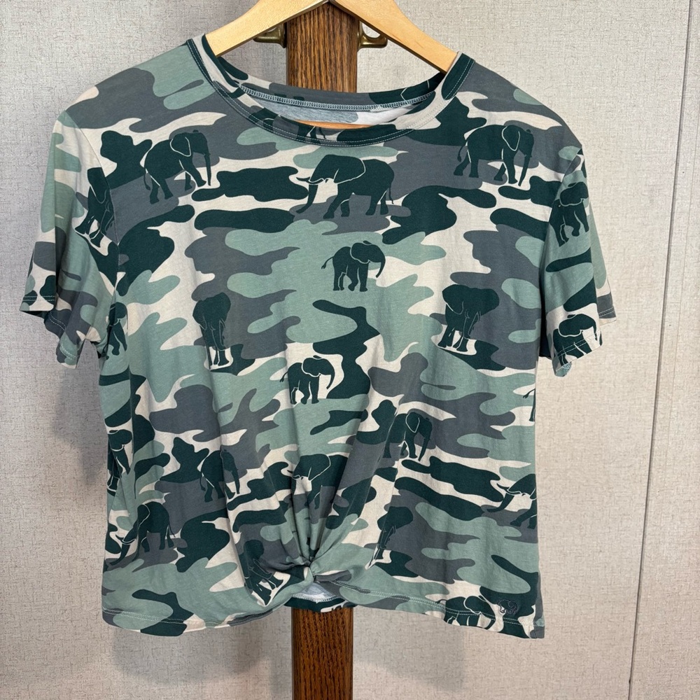 Ivory Ella Green Camouflage Elephant Print T-Shirt size Medium Preowned
